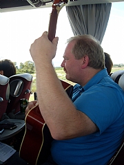  Gitar og sanghefte var sjølvsagt på plass i bussen