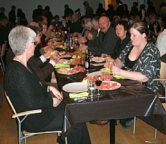  Etter konsertdelen stod rekebordet klart.  Store flotte reker  proppfulle med rogn gled ned på høykant.