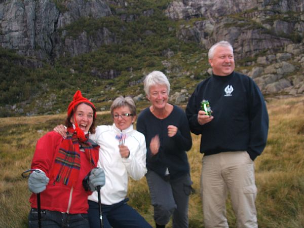 Ingrid, Janne, Åse og Inge ser ut til å storkose seg.